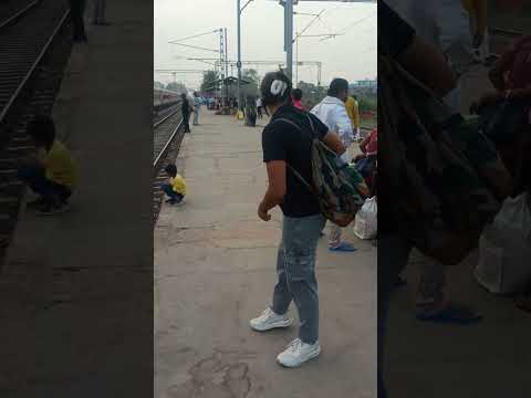 डुमरांव स्टेशन पर माइक की संख्या को बढ़ावे आवाज नहीं सुनाई देता है