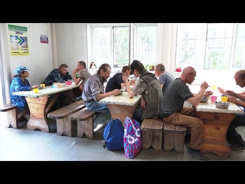 Каждый день полсотни бездомных получают горячие обеды в подворье Кылтовского монастыря