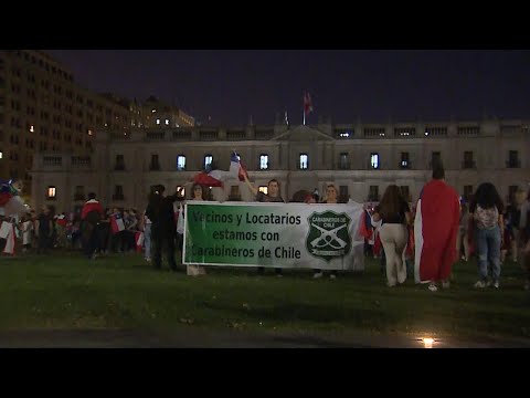 Marcha en apoyo a Carabineros se traslada de plaza Baquedano a La Moneda