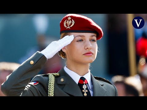 La princesa Leonor se estrena con uniforme militar para ver el desfile con los reyes