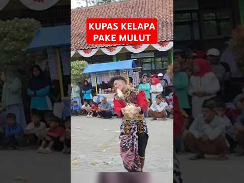 ATRAKSI KUPAS KELAPA PAKE MULUT