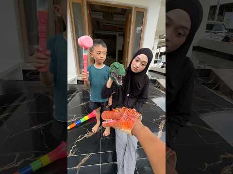 Dinosaurusnya emak kok dilawan #shorts