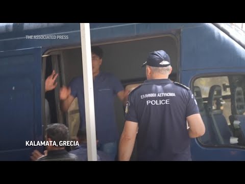 Justicia griega desestima caso contra 9 egipcios acusados de naufragio letal de barco con migrantes