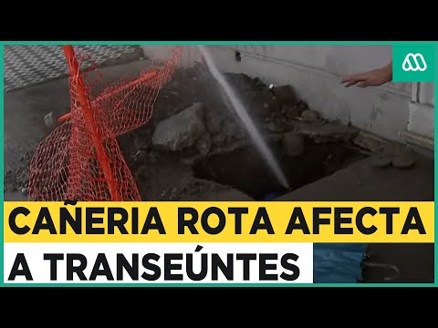 Cañería rota lanza potente chorro de agua en Recoleta: Trabajos se podrían extender por 12 horas