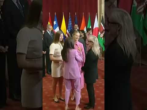 La actriz Meryl Streep conversa muy cercana con la Reina Letizia y sus hijas Leonor y Sofía