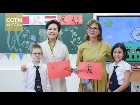 Peng Liyuan visita escuela bilingüe húngaro-china