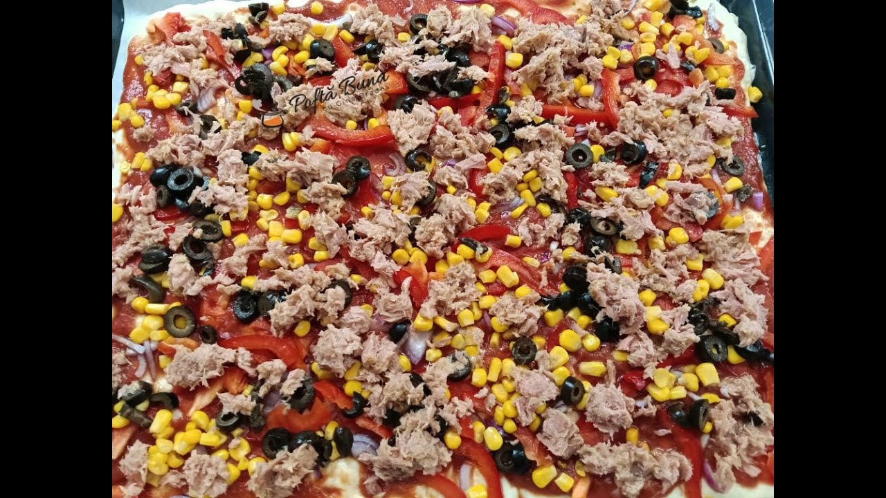 Pizza cu ton si legume - o pizza cu blat pufos si cu topping din belsug. Cum se face pizza cu ton, porumb si blat pufos? Reteta rapida de pizza facuta in casa
Reteta scrisa:  Alte retete de pizza: https://pofta-buna.com/category/retete-italiene/pizza/  Ingrediente
1 kg de faina
7 gr de drojdie uscata
700 ml de apa
28 gr de sare
30 ml de ulei de masline
semola rimacinata (un gris mai fin), gris sau malai
sos de rosii
-Topping pentru pizza:
1 ceapa rosie sau alba taiata felii
1/2 ardei gras rosu felii
1 conserva mica de porumb
ton sau alta conserva de peste
100 g de masline fara samburi  Facebook: https://www.facebook.com/poftabunacom
Twitter: https://twitter.com/poftabuna2
Instagram: https://instagram.com/_u/bradeagina
Youtube: https://www.youtube.com/channel/UCm5llXSLY4CyCX-zC8XosTw
Pinterest: https://ro.pinterest.com/gbradea
0:00 Pizza de post cu blat pufos si multe legume
0:03 Secretele aluatului de pizza
02:35 Preparam aluatul pentru pizza
03:58 Dospirea pentru aluatul de pizza
04:20 Intindem aluatul in tava
05:47 Topping pentru pizza cu ton si legume
06:40 Intindem sosul peste blat
06:50 Adaugam toppingul de legume
07:20 Coacerea pentru reteta de pizza cu ton
07:49 Rezultatul final - pizza cu ton
#pizza #ginabradea #ton #reteta