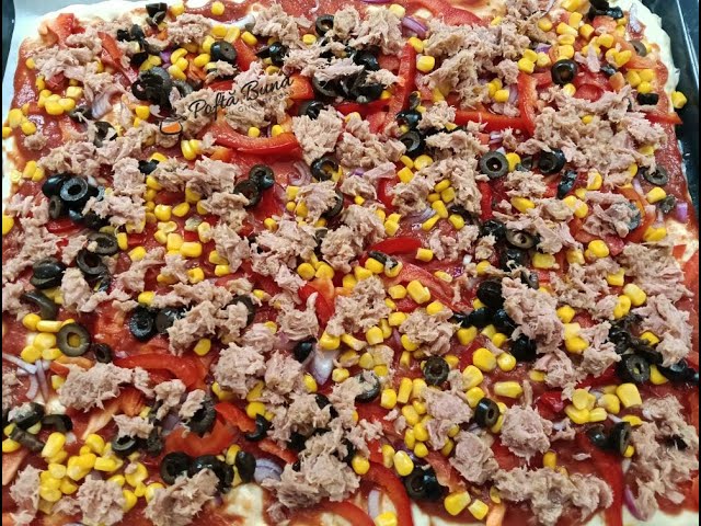 Pizza cu ton si legume - o pizza cu blat pufos si cu topping din belsug. Cum se face pizza cu ton, porumb si blat pufos? Reteta rapida de pizza facuta in casa
Reteta scrisa:  Alte retete de pizza: https://pofta-buna.com/category/retete-italiene/pizza/  Ingrediente
1 kg de faina
7 gr de drojdie uscata
700 ml de apa
28 gr de sare
30 ml de ulei de masline
semola rimacinata (un gris mai fin), gris sau malai
sos de rosii
-Topping pentru pizza:
1 ceapa rosie sau alba taiata felii
1/2 ardei gras rosu felii
1 conserva mica de porumb
ton sau alta conserva de peste
100 g de masline fara samburi  Facebook: https://www.facebook.com/poftabunacom
Twitter: https://twitter.com/poftabuna2
Instagram: https://instagram.com/_u/bradeagina
Youtube: https://www.youtube.com/channel/UCm5llXSLY4CyCX-zC8XosTw
Pinterest: https://ro.pinterest.com/gbradea
0:00 Pizza de post cu blat pufos si multe legume
0:03 Secretele aluatului de pizza
02:35 Preparam aluatul pentru pizza
03:58 Dospirea pentru aluatul de pizza
04:20 Intindem aluatul in tava
05:47 Topping pentru pizza cu ton si legume
06:40 Intindem sosul peste blat
06:50 Adaugam toppingul de legume
07:20 Coacerea pentru reteta de pizza cu ton
07:49 Rezultatul final - pizza cu ton
#pizza #ginabradea #ton #reteta