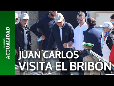 Juan Carlos I visita a la tripulación del 'Bribón' en el puerto deportivo