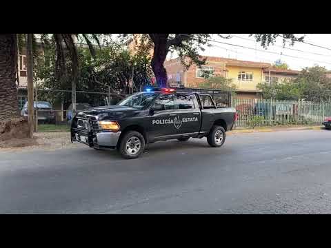 Camioneta termina dentro del Parque Luis Quintanar y después de chocar los tripulantes escaparon