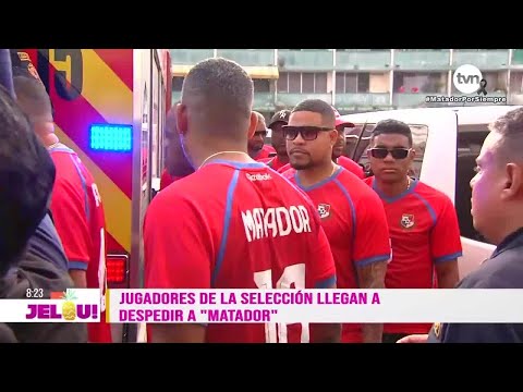 Exjugadores de la Selección Nacional suben el féretro de Luis Tejada al camión de los bomberos