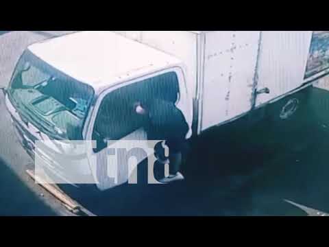 A plena luz del día sujeto roba camión estacionado en Jinotepe - Nicaragua