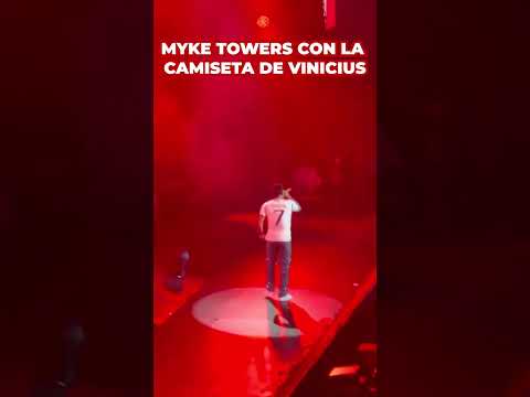 MYKE TOWERS en su concierto con la camiseta del REAL MADRID de VINICIUS