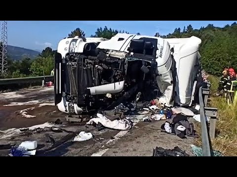 Mueren dos conductores en una salida de vía de un camión en Vilamartín de Valdeorras