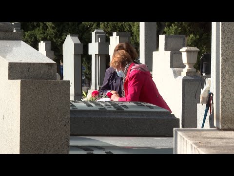 Miles de personas visitan los cementerios para honrar a sus seres queridos