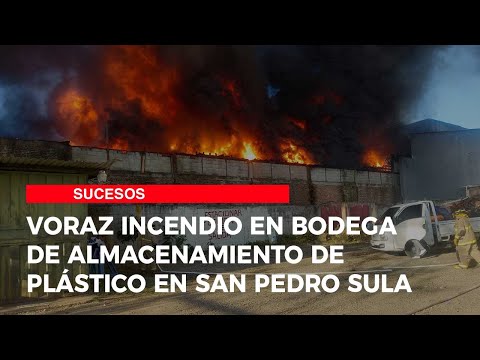 Voraz incendio en bodega de almacenamiento de plástico en San Pedro Sula