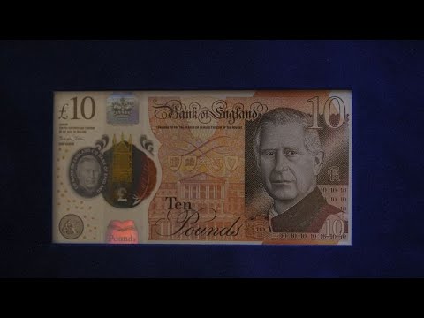 Carlos III reaparece en público junto a los primeros billetes con su rostro