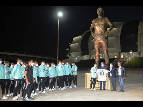 Los futbolistas argentinos inauguraron una estatua de Diego Maradona en Santiago del Estero