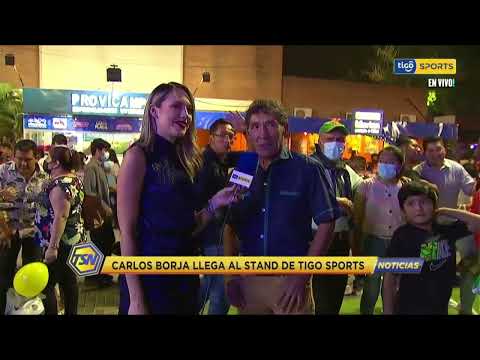 Carlos Borja llega al stand de Tigo Sports.
