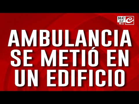 Impresionante choque en Recoleta terminó con ambulancia dentro de un edificio