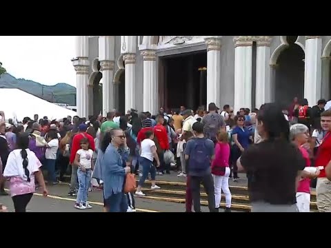 Muchos ticos aprovecharon el feriado para realizar la Romería a la Basílica de los Ángeles