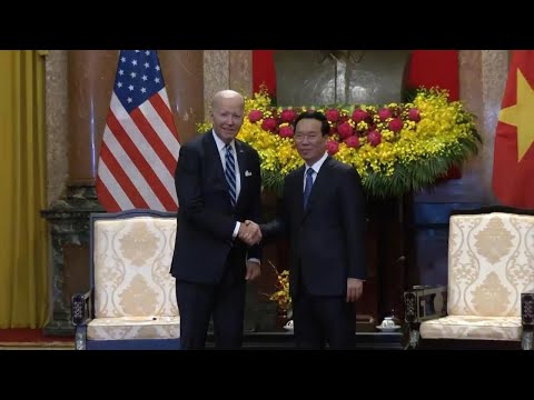 US president meets Vietnamese counterpart in Hanoi, attends luncheon