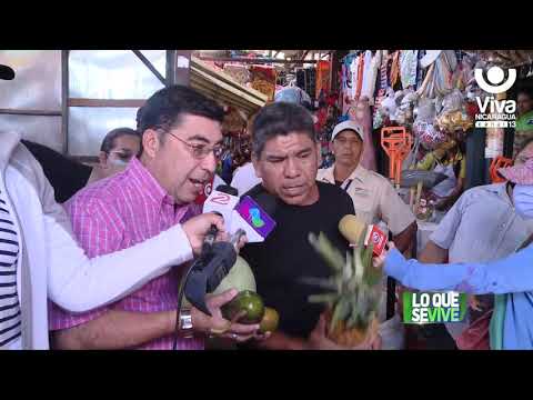Comerciantes ofertan exquisitas frutas de temporada en el mercado Candelaria