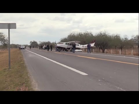 Avioneta aterriza de emergencia en la carretera S.L.P.-Rioverde