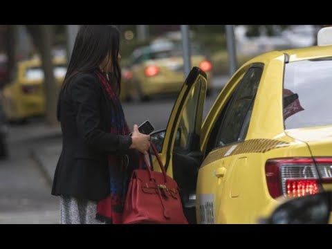 Mujer se lanza de taxi en movimiento para evitar ser secuestrada