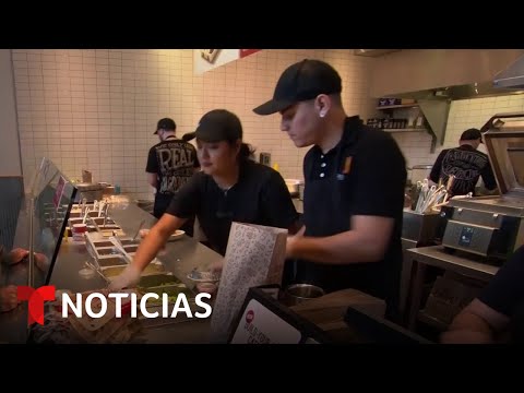 Trabajadores de comida rápida de California celebran el aumento salarial | Noticias Telemundo