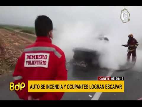 Auto se incendia en la Panamericana Sur