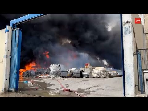 Bomberos trabajan en un incendio de una nave de reciclaje de residuos en Serranillos del Valle