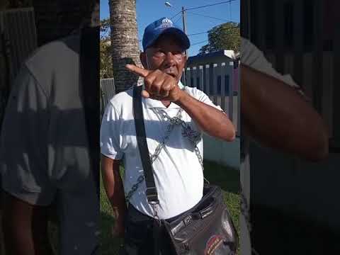 Hombre se encadena en Monte Plata para exigir pago de salario