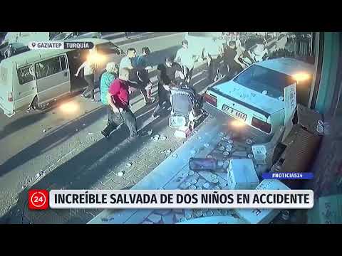 Video capta cómo dos niñas se salvan de ser arrollados por un auto