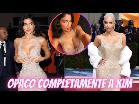 KYLIE JENNER OPACA A SU HERMANA KIM TENIENDO SU PROPIO MOMENTO MARILYN MONROE