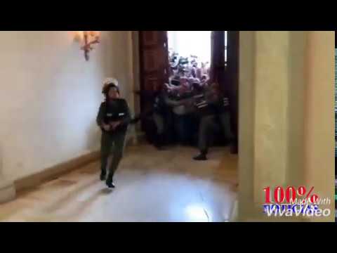 Asi salieron corriendo guardias chavistas cuando diputados empujaron puertas de Asamblea