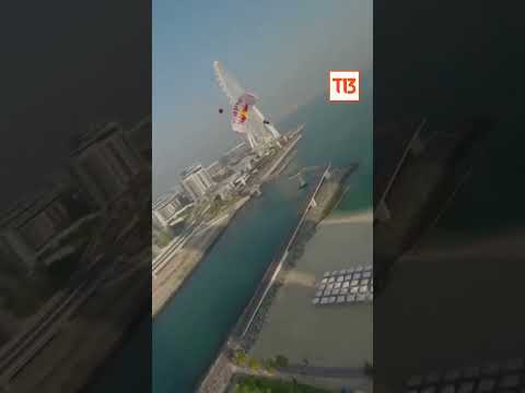 Increíble salto desde un rascacielos en Dubái