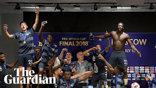 لاعبو المنتخب الفرنسي يقتحمون المؤتمر الصحفي للمدرب ديشامب