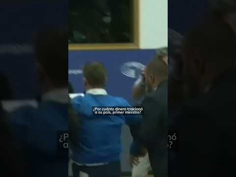 El placaje a un manifestante por irrumpir en una rueda de prensa de Viktor Orbán