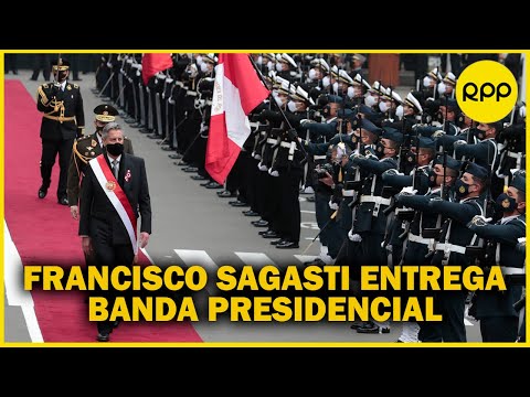 Francisco Sagasti entrega la banda presidencial en el Congreso