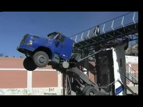 Arequipa: camión queda atascado al estilo “Transformers”