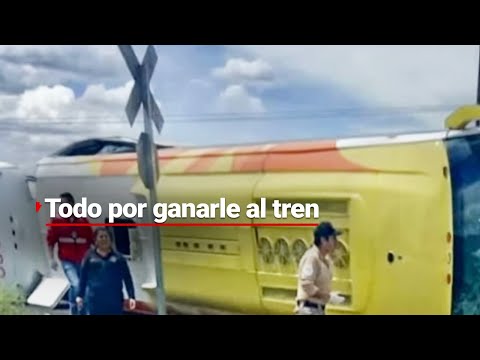 Tres personas perdieron la vida y 14 resultaron heridas porque un chofer intentó ganarle al tren