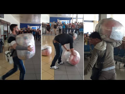 Los cubanos tienen que arrastrar y cargar sus maletas en el aeropuerto por falta de carros