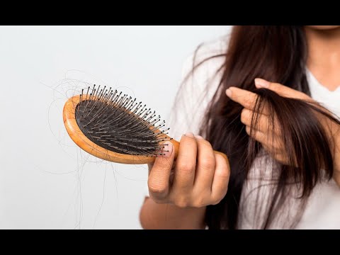 ¿Se te cae el cabello? Entérate a qué se debe y cómo detenerla