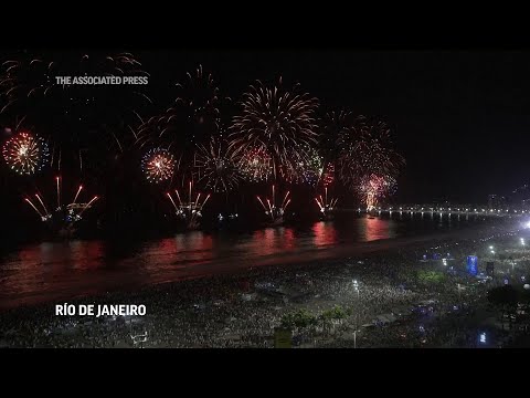 Río y Ciudad de México celebran 2024 con fuegos artificiales