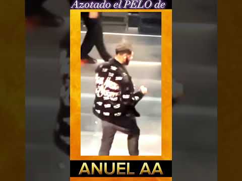 Anuel AA al cantante se le alborota el pelo con los reflectores