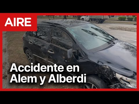 Un auto fue rozado por un camión y terminó en el cantero