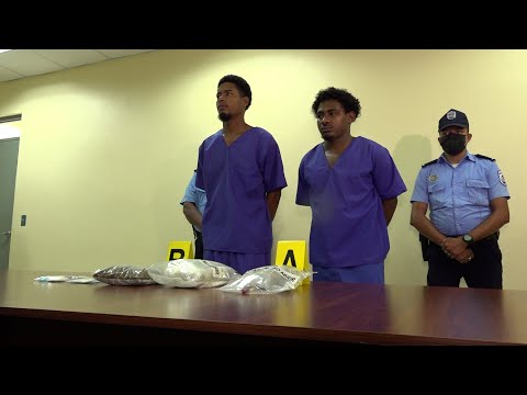 Policía Nacional detiene a dos sujetos decomisándoles droga