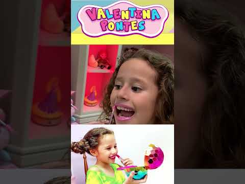 Valentina brinca de se vestir e com maquiagem de brinquedos  Valentina se maquiando - 1058b