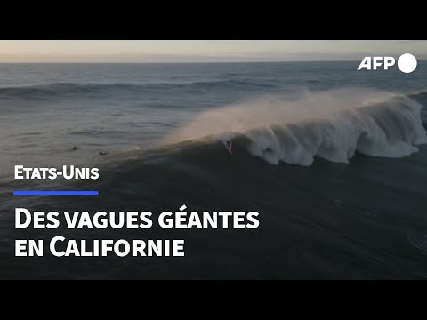 De grosses vagues attirent les surfeurs en Californie | AFP